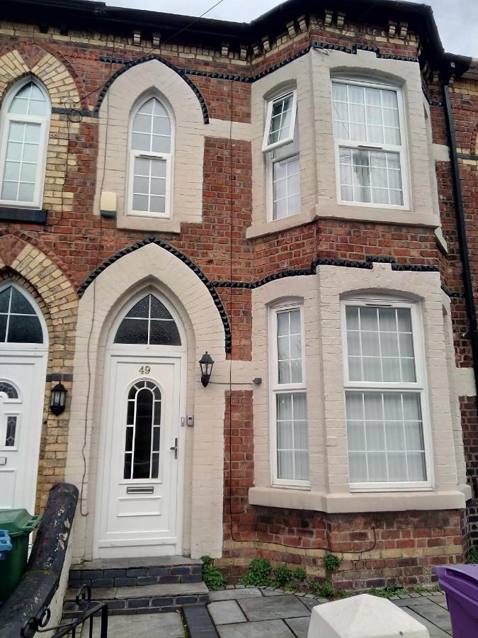 Cheapsleepz 49 Moscow Drive Hotel Liverpool Exterior foto